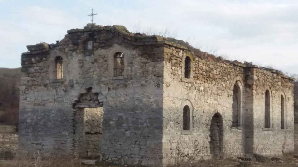 Искат камбана за потопената църква в яз. "Жребчево" | StandartNews.com