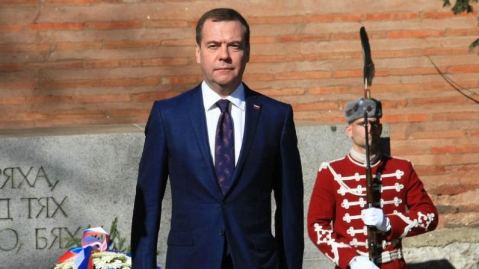 Медведев и бг наивниците | StandartNews.com