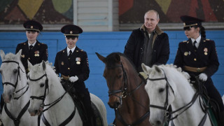 Путин на кон пред дамите от московската полиция (СНИМКИ)