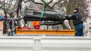 Паметник на свещеник педофил демонтиран в Полша