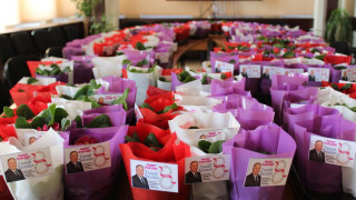 2000 дами от Разград с цветя от губернатора