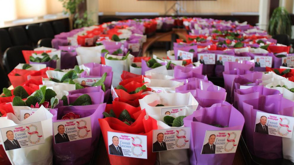 2000 дами от Разград с цветя от губернатора | StandartNews.com