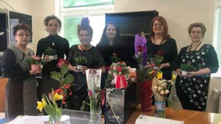 Красиво цвете и пожелания за празника чакаха  общинарките във Враца