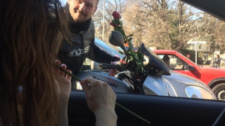 Непознати мъже подаряват цветя на варненки