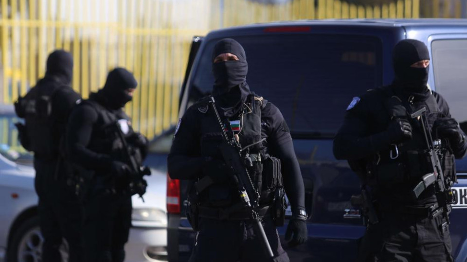 Полиция и жандармерия нахлуха в ромски | StandartNews.com