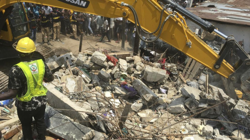 Ученици затрупани в срутила се сграда в Нигерия | StandartNews.com