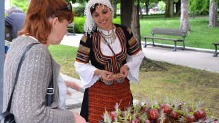 Деца правят захарни петлета в Сердика-център