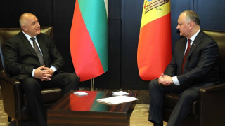 Премиерът на четири очи с президента на Молдова