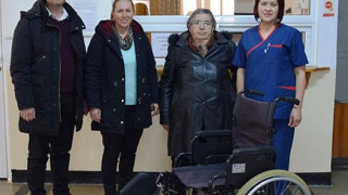 Изселничка от Родопите дари инвалидна количка на болницата в Ардино