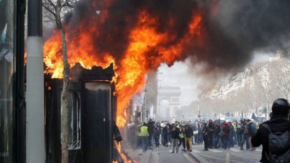 В Париж подпалиха банка и обраха магазини | StandartNews.com