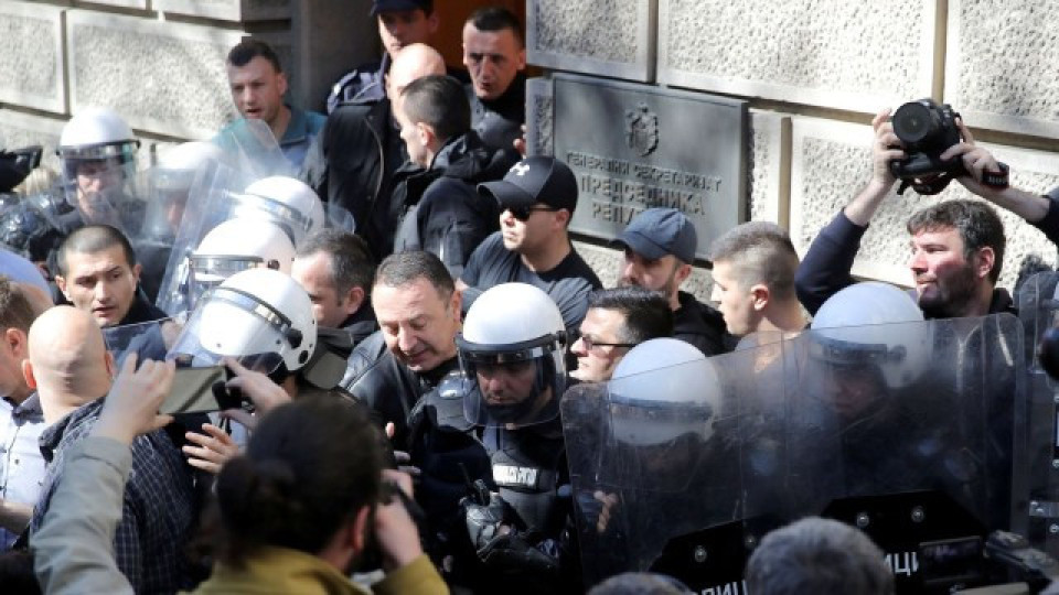 Жив обръч около президентството в Белград, не пускат Вучич | StandartNews.com