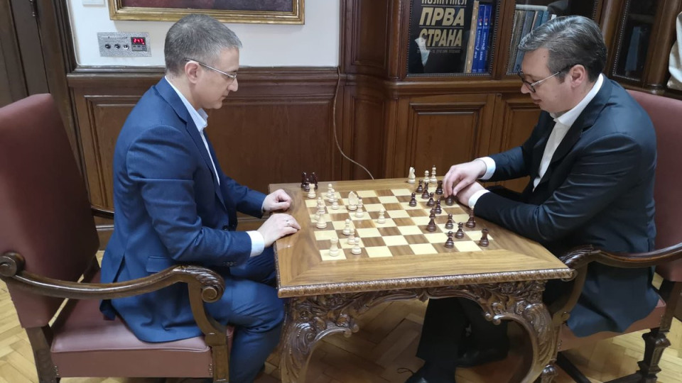 Вучич играе шах под обсада | StandartNews.com