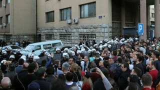 Вучич се измъкна, протестът обсади полицията в Белград