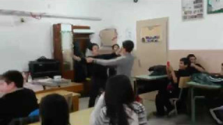 Ученички играят кючек в час, учителки им пляскат