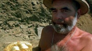 Издигат барелеф на  археолога Георги Китов  в град Шипка