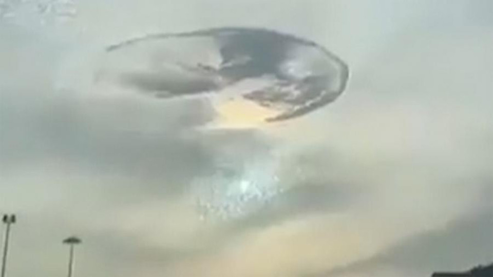 Загадъчна “дупка“ в небето над ОАЕ | StandartNews.com