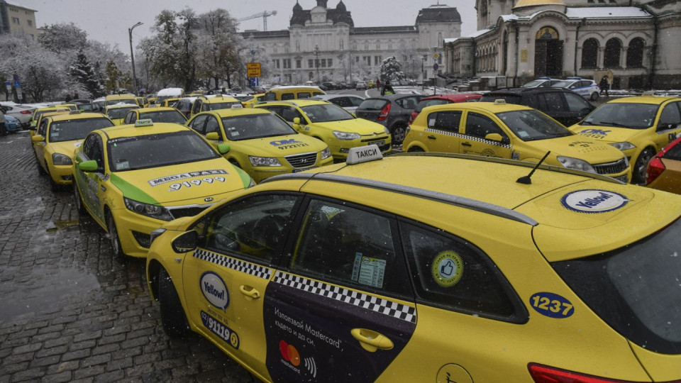 Над 5000 таксита блокират центъра на София | StandartNews.com