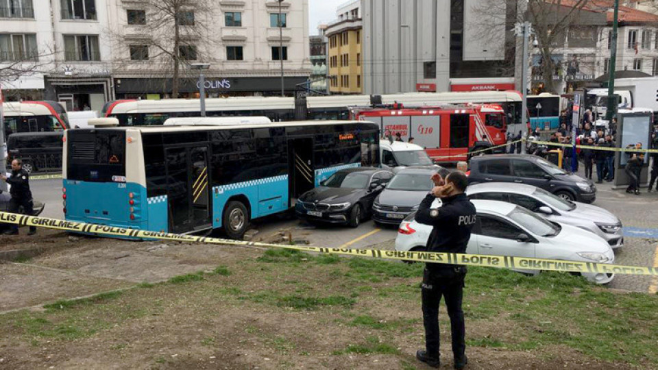 Автобус помете пешеходци на спирка в Истанбул | StandartNews.com