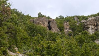 Боговете правят любов в пещерата Утробата