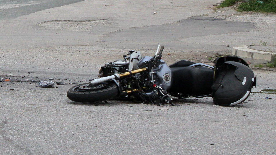 Моторист се блъсна в стена и загина на място | StandartNews.com