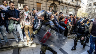 Сърби пеят „Пада влада“ на Вучич и Бърнабич