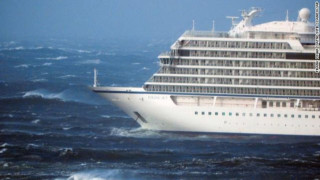 Евакуираха норвежки круизен кораб заради буря