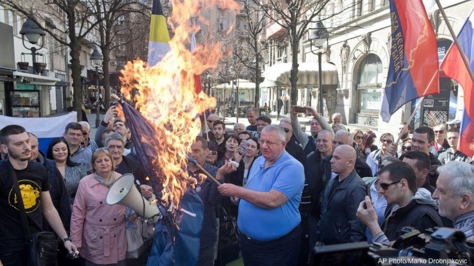 Националисти в Белград запалиха знамената на САЩ и ЕС | StandartNews.com