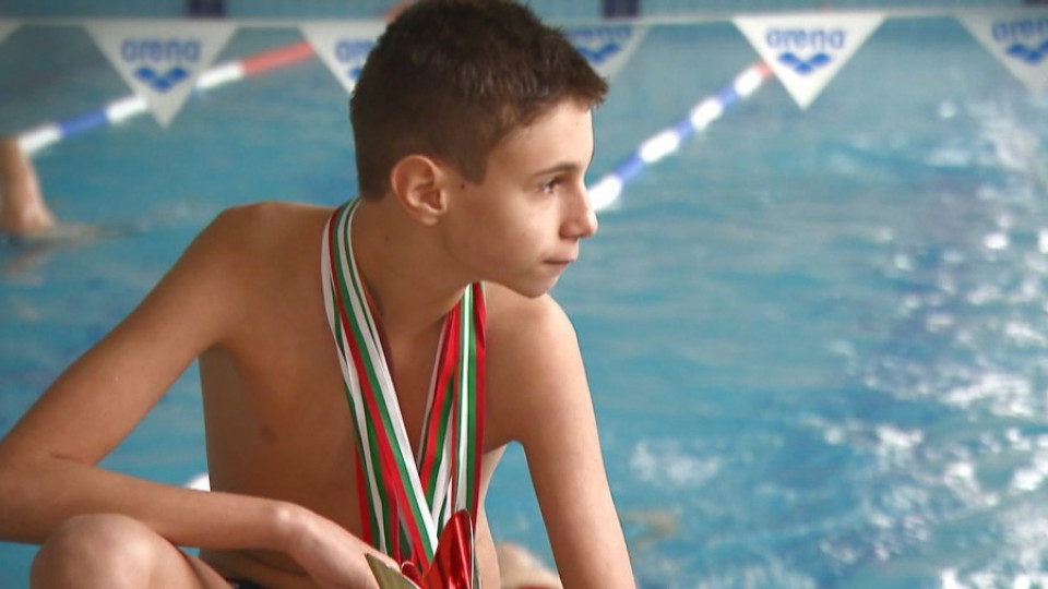 Момче с аутизъм се готви за шампион по плуване | StandartNews.com