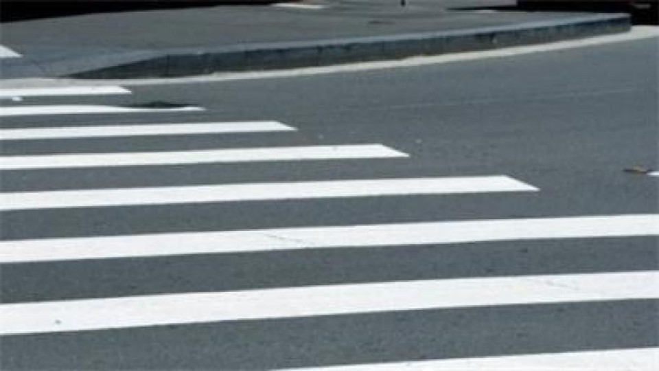 Учебна кола удари дете на пешеходна пътека | StandartNews.com