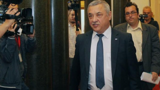 Цветанов разговаря с Валери Симеонов в парламента