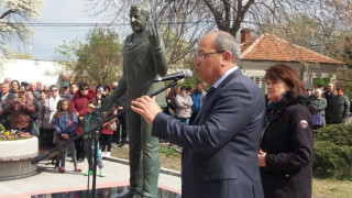 Откриха паметник на Велко Кънев в Елхово