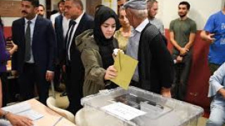Двама застреляни и бой пред урните на вота в Турция