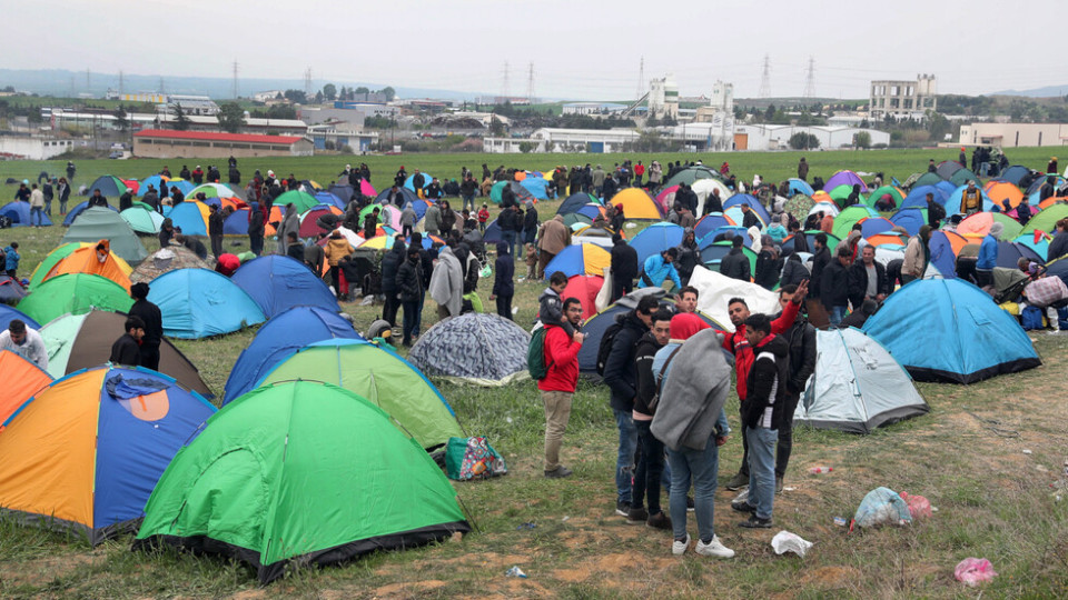 Мигрантите край Солун започнаха да се изнасят | StandartNews.com