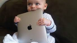 В САЩ тригодишно дете блокира iPad за половин век