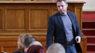 Добрев напуска парламента, за да защити името си