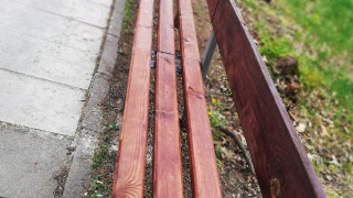 Камбитов разпореди да се монтират нови пейки в двора на МБАЛ