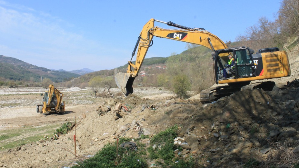 Изграждат подпорна стена в джебелското село Тютюнче | StandartNews.com