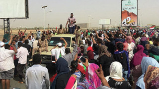 Празнуват оставката на президента на Судан преди обявяването й