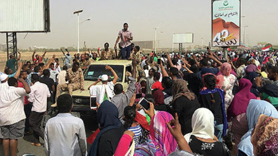 Празнуват оставката на президента на Судан преди обявяването й | StandartNews.com