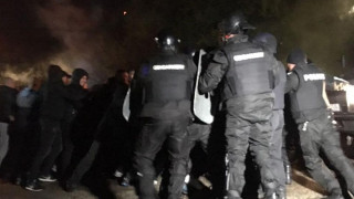Нови сблъсъци на вечерен протест в Габрово