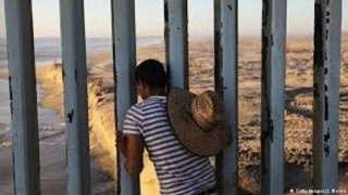 Доброволци контролират границата на САЩ с Мексико