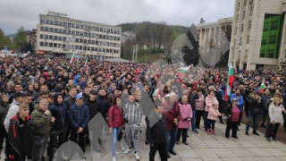Няколко стотин протестират мирно в Габрово