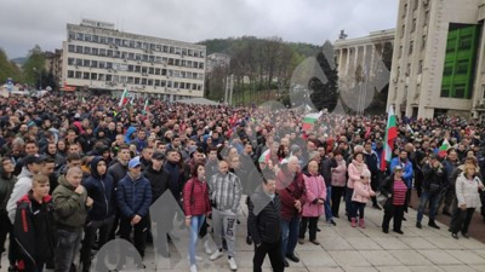 Няколко стотин протестират мирно в Габрово | StandartNews.com