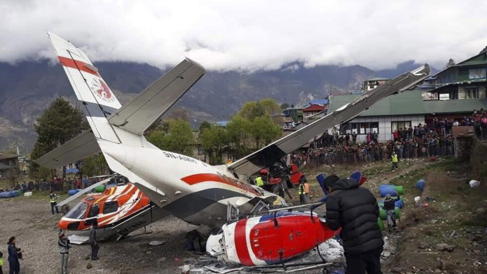 Самолет се заби в 2 хеликоптера /СНИМКИ/ | StandartNews.com