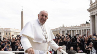Папата: Не ставайте роби на смартфоните