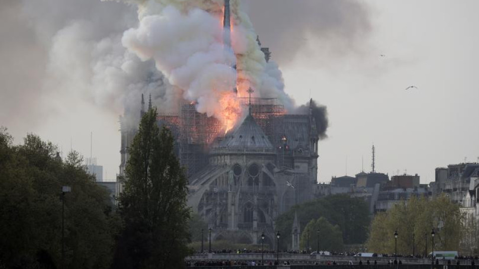 Парижката катедрала Нотр Дам гори! | StandartNews.com