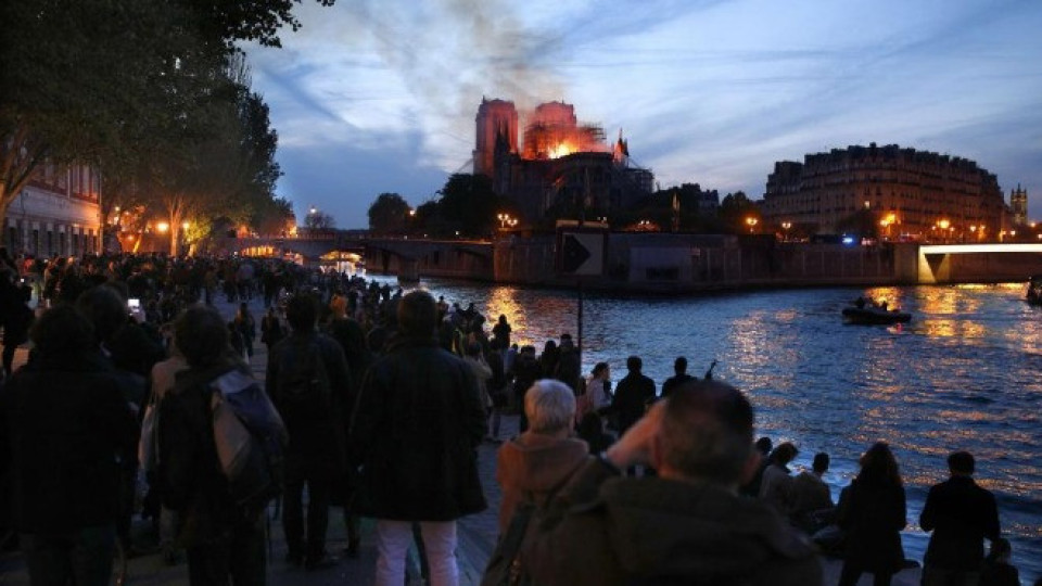 Пожар част от парижката катедрала Нотр Дам | StandartNews.com
