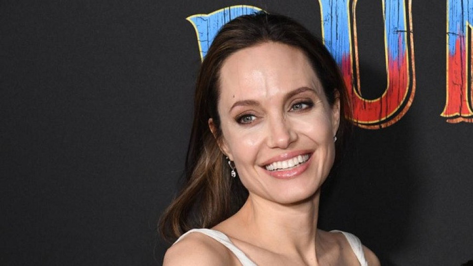 Анджелина Джоли сменя фамилията си | StandartNews.com