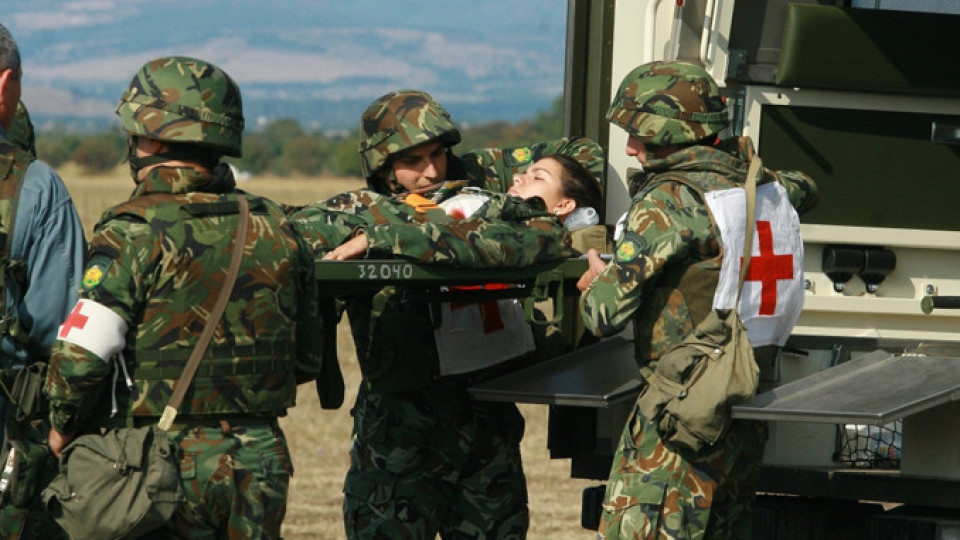 Момичета на опашка  за военни лекари | StandartNews.com