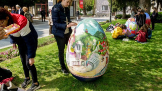 Млади таланти рисуват пейзажи върху гигантски яйца